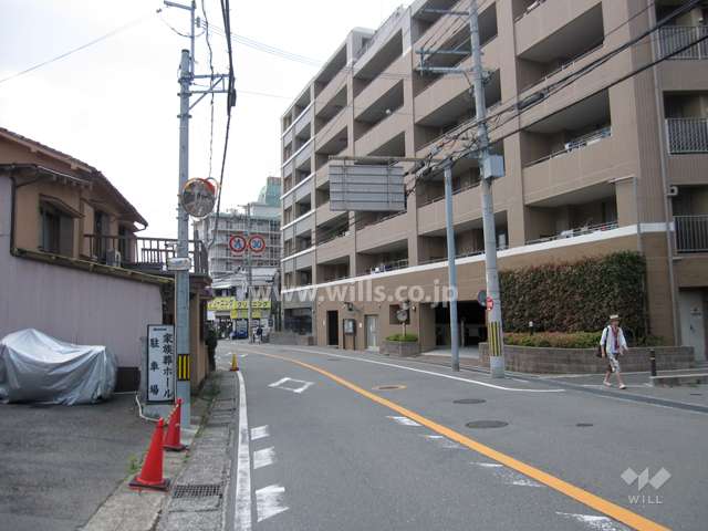 敷地南東側はバス通りに面しています。