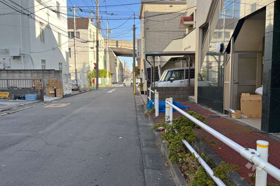 敷地北側の前面道路