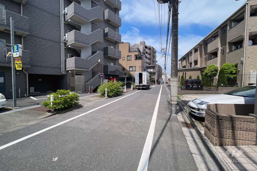 敷地の北側前面道路（東側から）