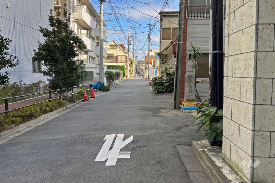 敷地の北東側前面道路（北西側から）