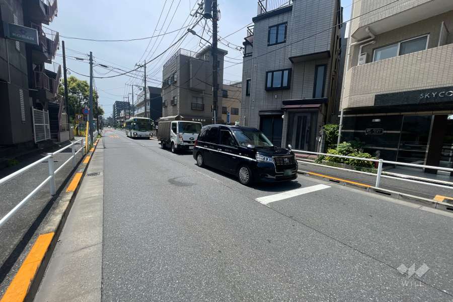 敷地東側の前面道路（北側から）