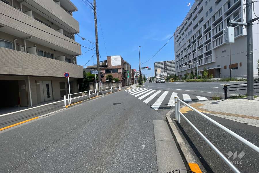敷地東側の前面道路（南側から）