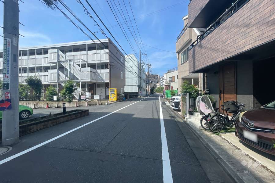 敷地北西側の前面道路（北東側から）