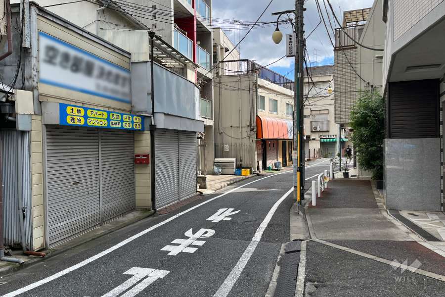 敷地の北東側前面道路（北西側から）