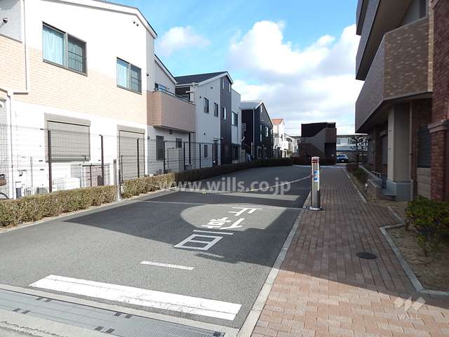 駐車場出入り口はロボットゲート付きです。