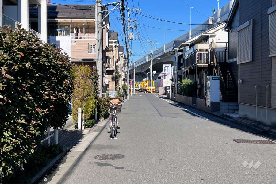 敷地の東側前面道路（南側から）