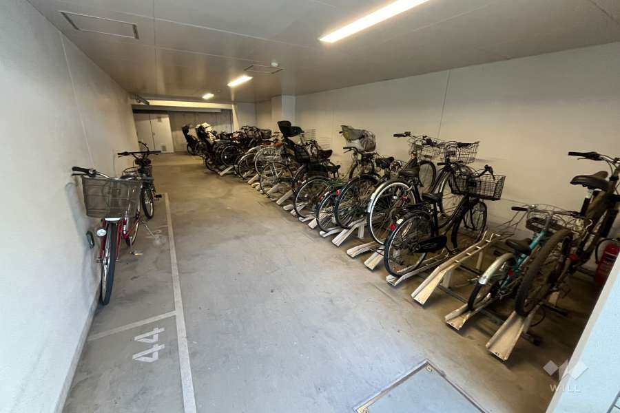 屋内に設けられた駐輪場
