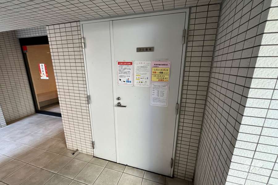 ゴミ置き場入り口