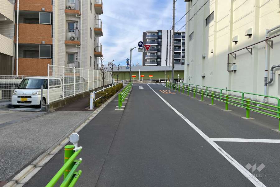 敷地の北側前面道路（東側から）