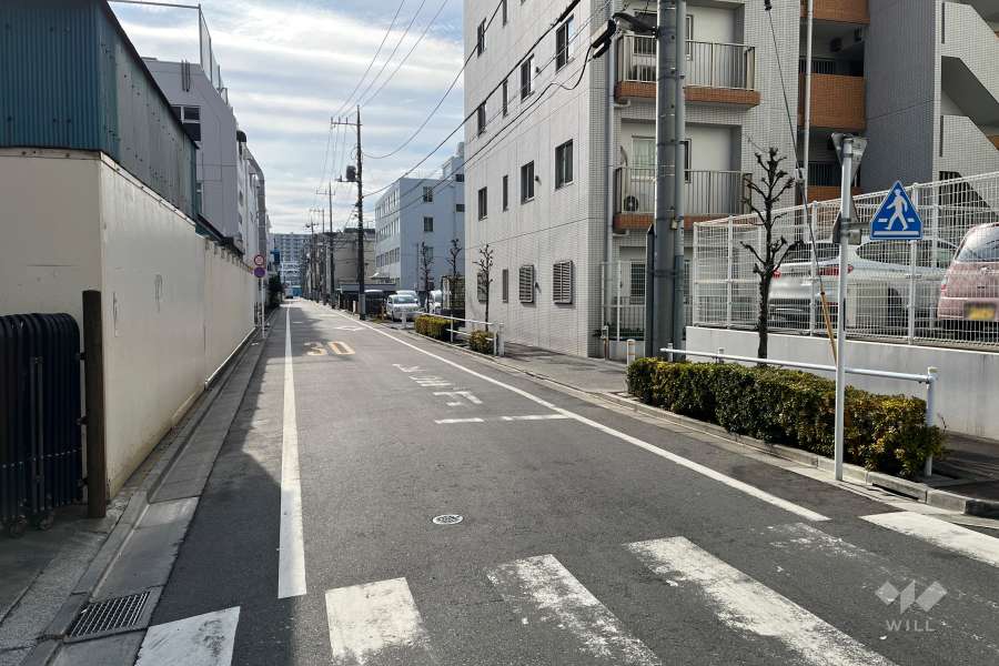 敷地の東側前面道路（北側から）