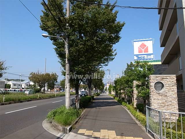敷地の西側は4車線の県道に面しています。