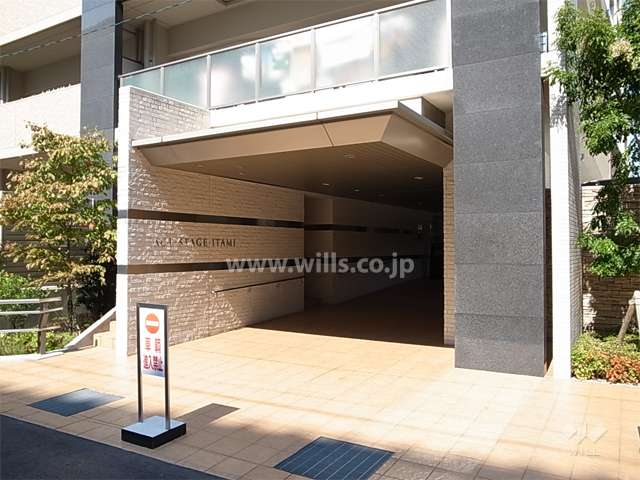 駅側（敷地南東側）のエントランス