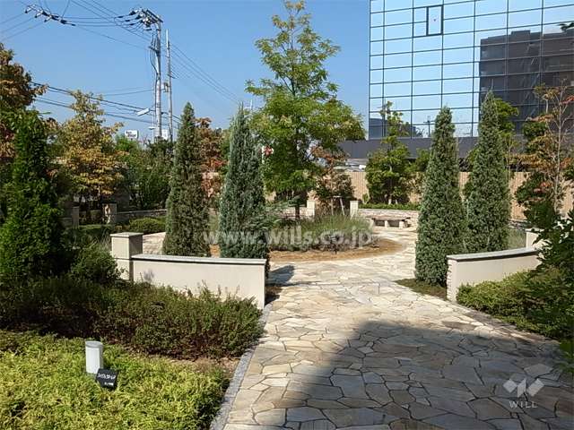 県道側のエントランス横にある円形の公園。ベンチも設置されています。