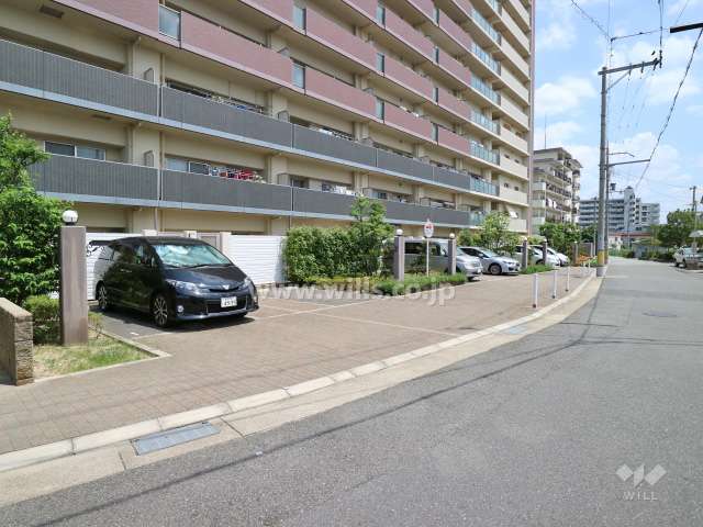 1階住居の専用駐車場