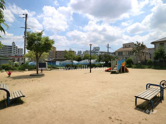 目の前に『千僧越塚公園』があります。