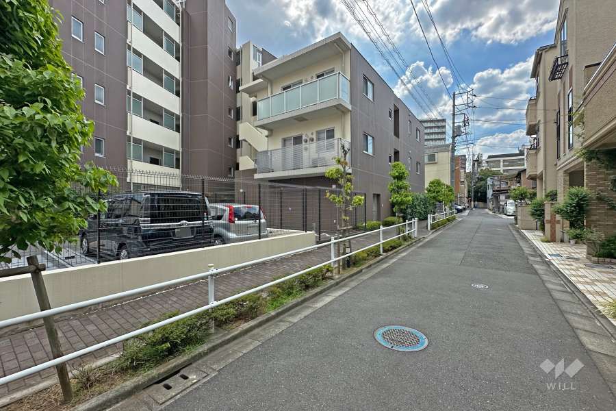 敷地の北側前面道路（東側から）