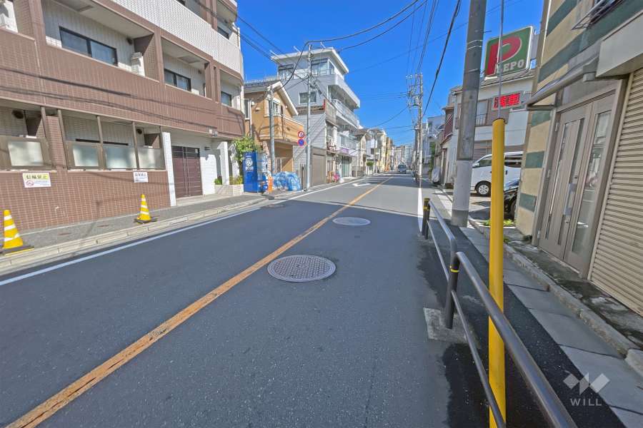 敷地の東側前面道路は中丸通りです（南側から）。