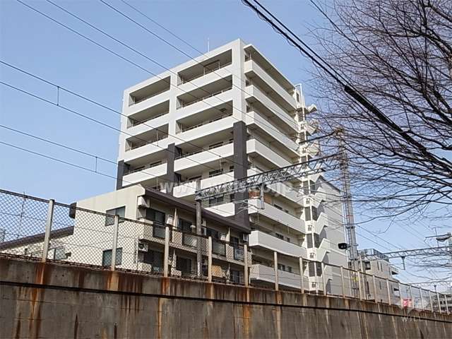 クオリス伊丹西台の外観（南東側から）　敷地の東側は阪急伊丹線に面しています。