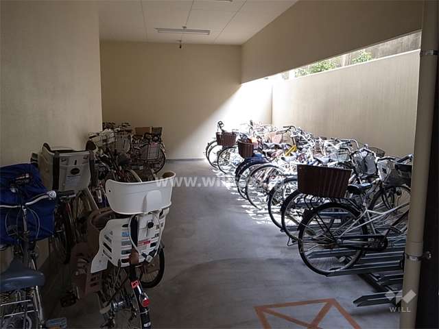 エントランス横にある駐輪場