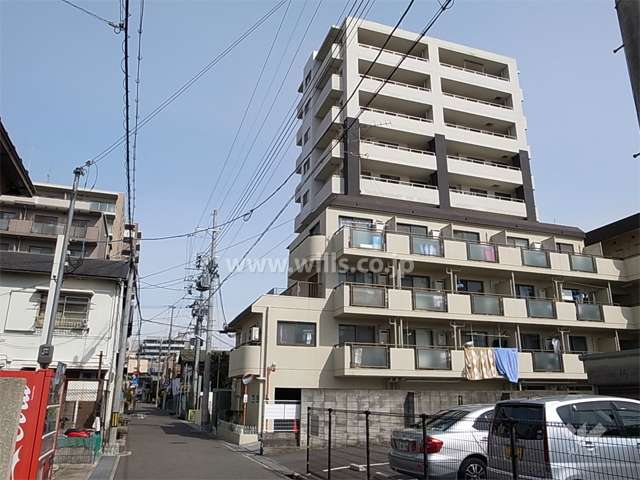 周辺はマンションと一戸建てが混在する住宅地です。