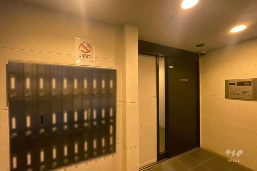 エントランスはオートロック付きです。