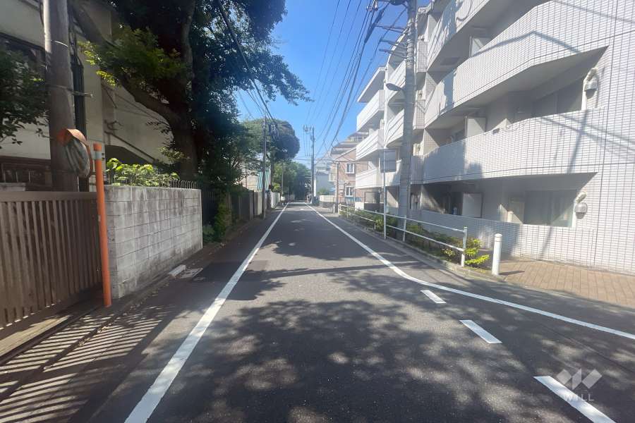 敷地の東側前面道路（北側から）