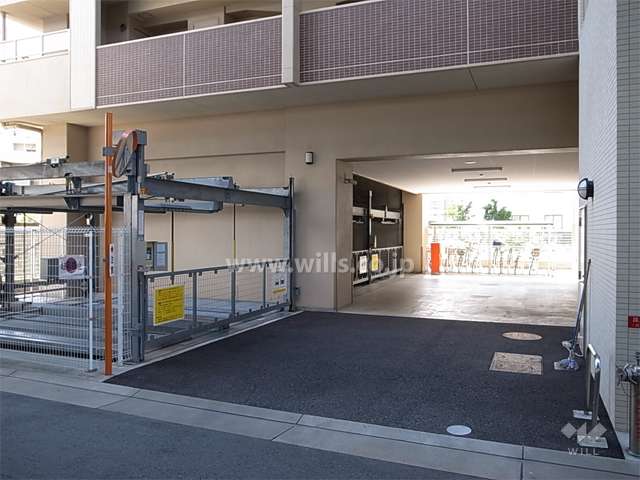 敷地内駐車場（機械式）と駐輪場
