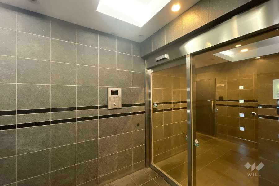 エントランスはオートロック付きです。