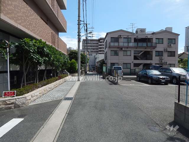 敷地西側の前面道路