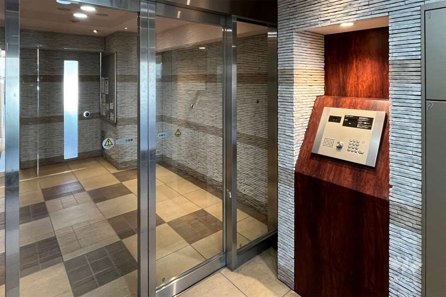 エントランスはオートロック付きです。