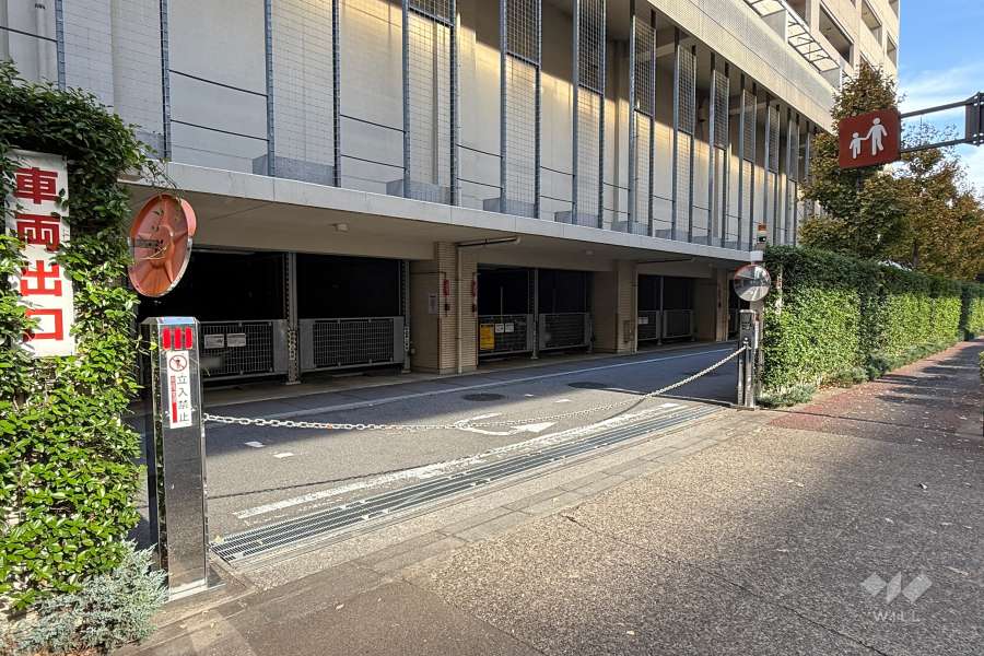 駐車場の出入り口（ロボットゲート付き）