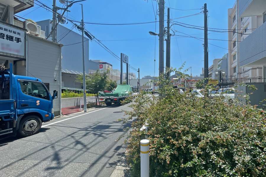 敷地東側の前面道路（北側から）