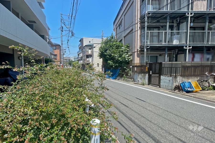 敷地東側の前面道路（南側から）