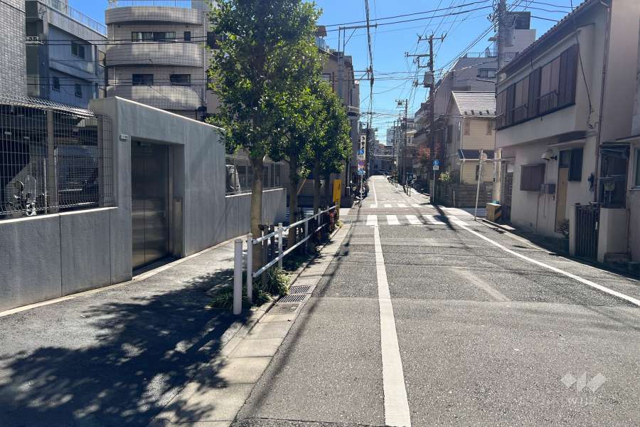 敷地西側の前面道路（北側から）