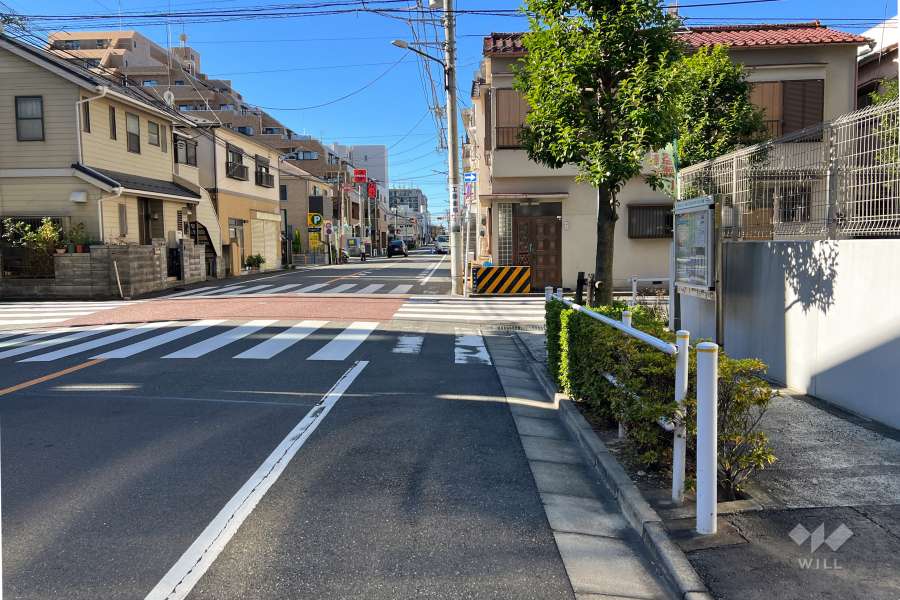 敷地南側の前面道路（東側から）