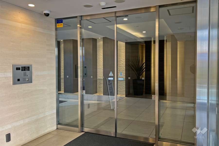 エントランスはオートロック付きです。