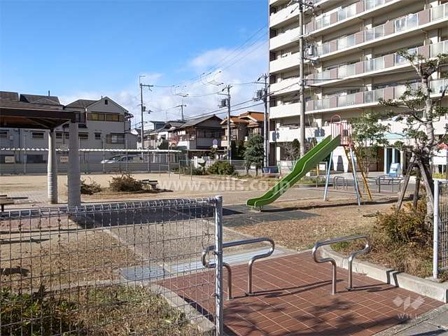 敷地の南側には道を挟んで『天津児童遊園地』があります。