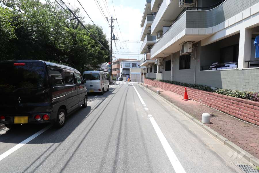 敷地南側の前面道路（東側から）