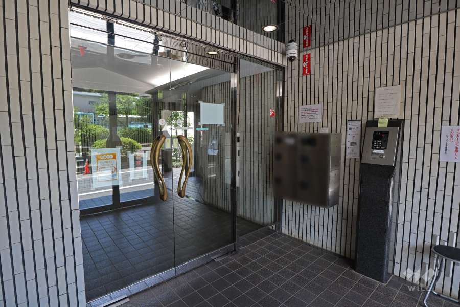 エントランスはオートロック付きです。