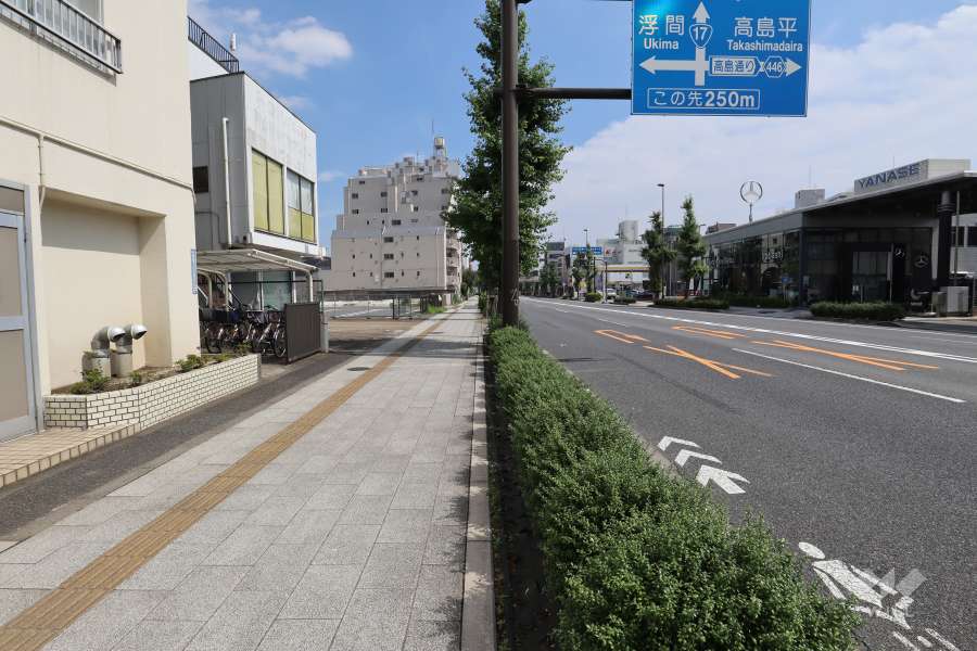 敷地西側の前面道路　