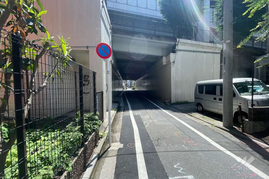 敷地南側の前面道路（西側から）