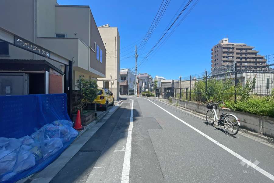 敷地西側の前面道路（北側から）