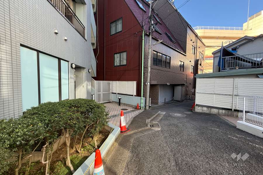 敷地の北東側前面道路（南東側から）