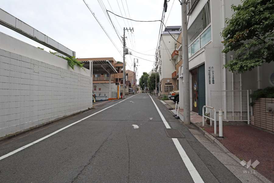 敷地南西側の前面道路（南東側から）