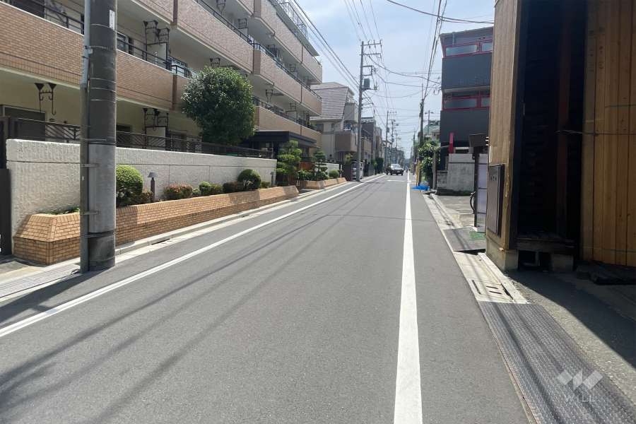 敷地の南西側前面道路（北西側から）