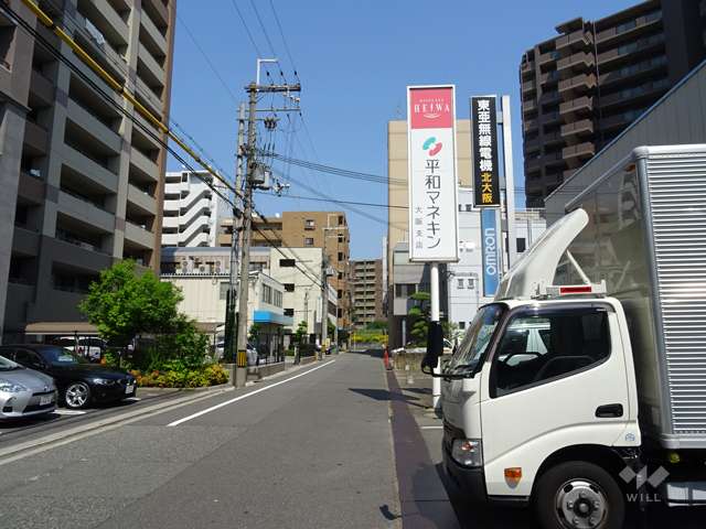 敷地南側の前面道路。周辺は、マンションのほか会社事務所などが建ち並びます。
