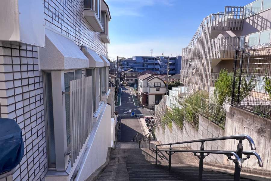 敷地北側の前面道路（東側から）