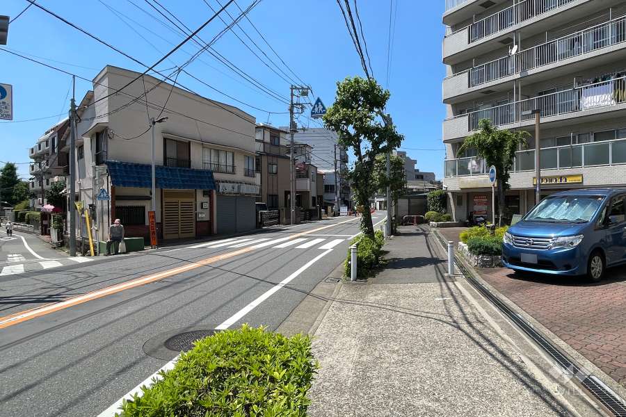 敷地の南側前面道路（東側から）