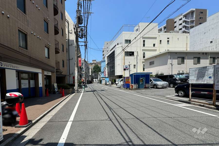 敷地の北側前面道路（東側から）