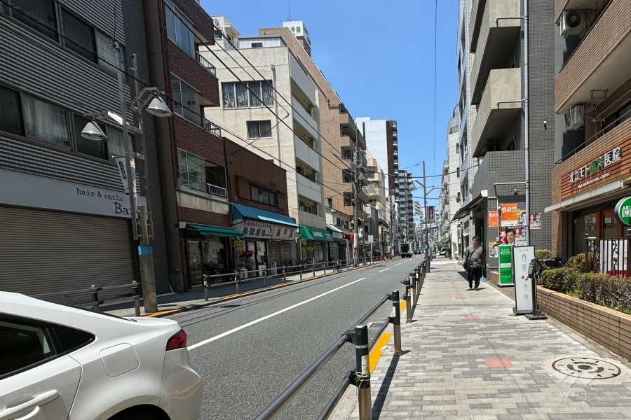 敷地の南側前面道路（東側から）